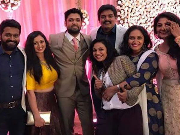 ఉంగరాలు మార్చుకొన్నారిలా..