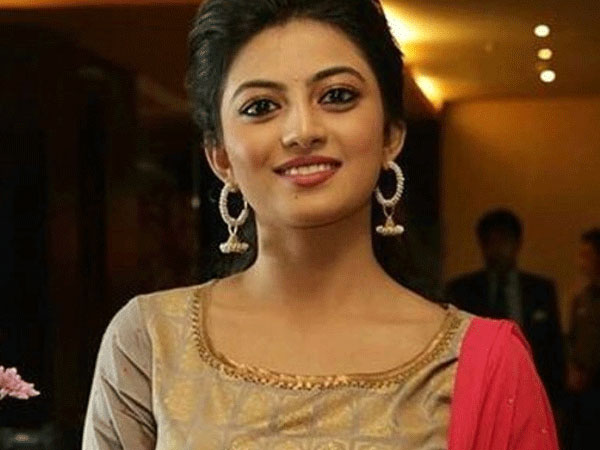 సినిమాలో బీర్ తాగే అమ్మాయిగా 