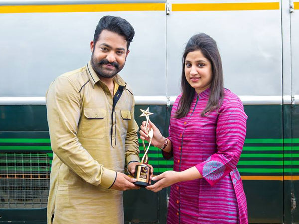 అవార్డును అందజేస్తున్న బృందా ప్రసాద్