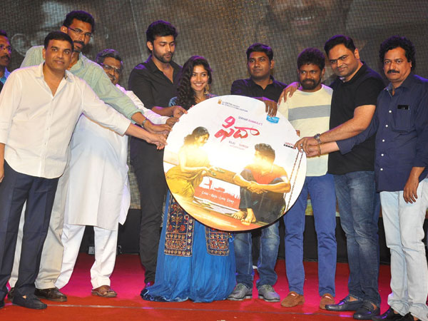 మెగా అభిమానులు తలెత్తుకునేలా చేస్తాను