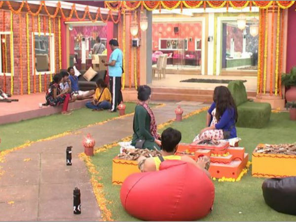 బిగ్‌బాస్‌కు బట్టల సూట్‌కేసుల అప్పగింత