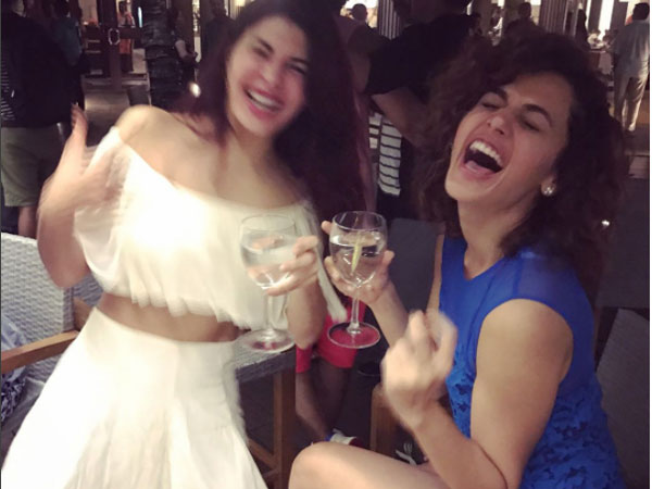 చేతిలో వైన్ గ్లాసులతో