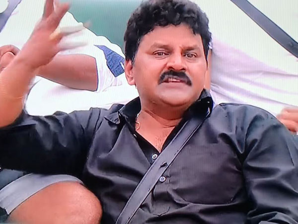 ఇంట్లో అర్చన, దీక్షా గొడవ