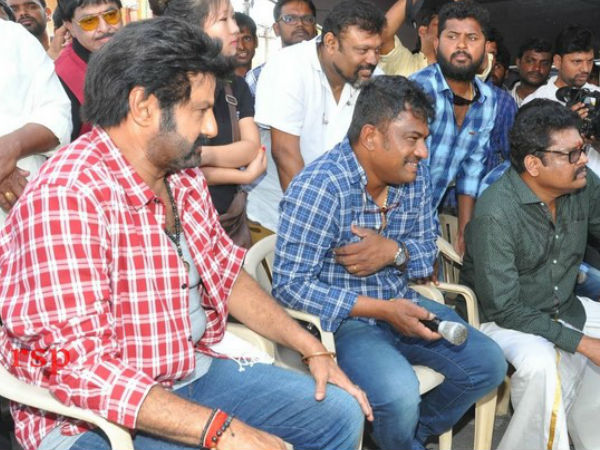 అసిస్టెంట్ షూ విప్పటం