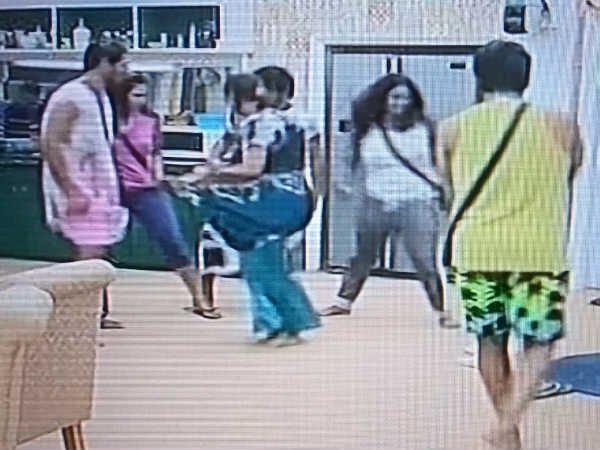 మాట్లాడాలంటే ముద్దుపెట్టుకోవాలి