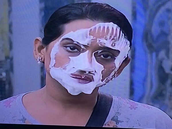 ముఖంపై ఫోమ్ రాసి