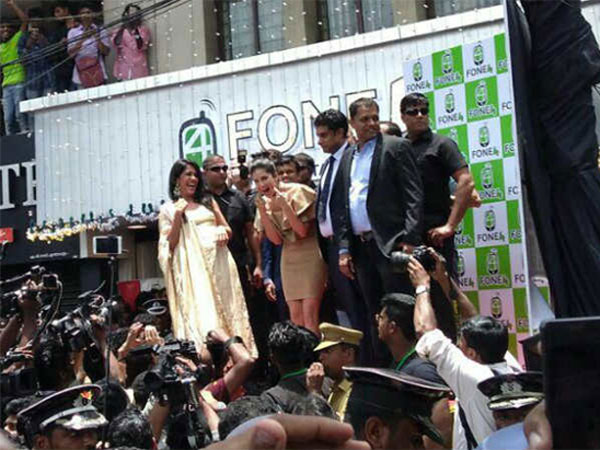 ప్రాంగ‌ణం మొత్తం జ‌న‌సంద్రం