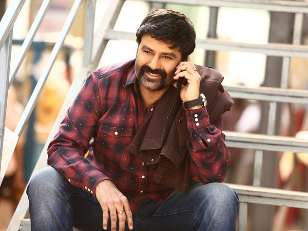 బాలయ్య డిఫరెంటుగా కనిపించారు