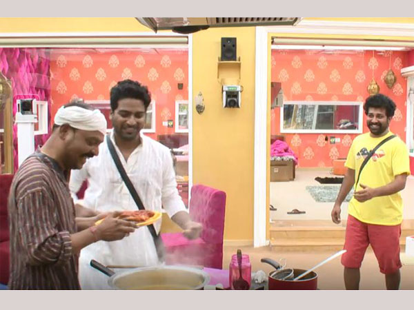 ఇంటిలోకి ఇద్దరు దొంగలు