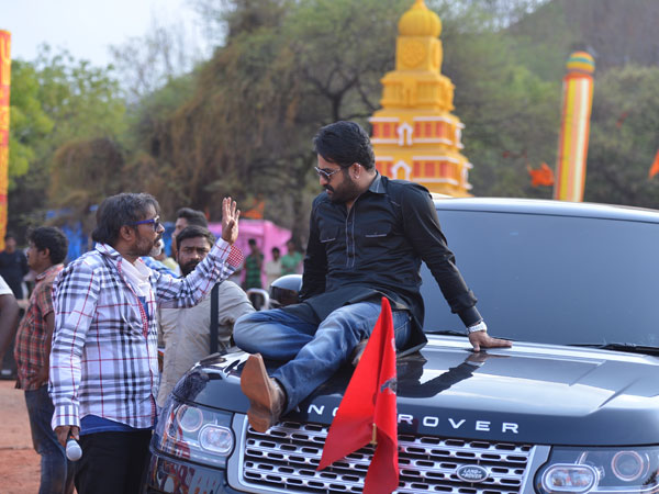 మంచి నటున్నో... మహా నటున్నో మీరే చెప్పాలి