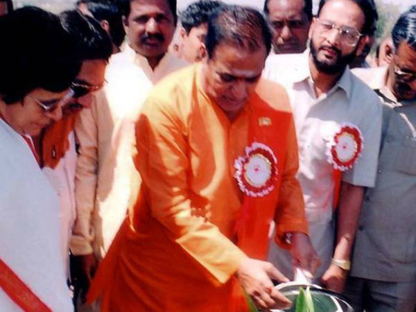 ఈ సినిమాలోNTR గారికి నిజ౦గా ఎక్కడ ఎవ్వరి వల్ల అవమానం జరిగిందో చూపి౦చే దమ్ము,ధైర్యం రామ్ గోపాల్ వర్మకు ఉ౦దా?