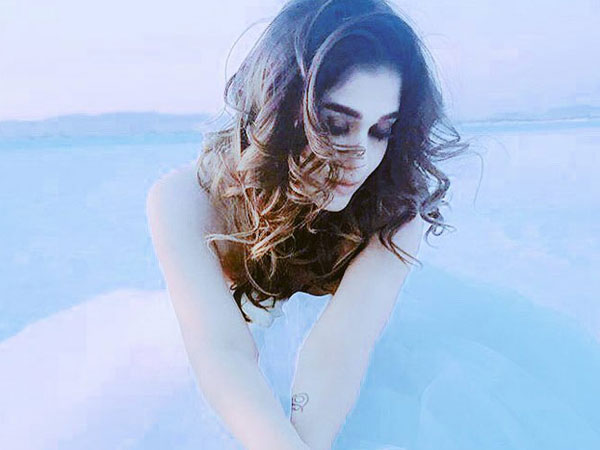  అదిరిపోయేలా వైట్ డ్రెస్ లుక్