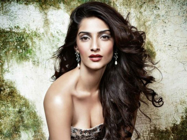 బికినీలో సోనమ్ దర్శనం