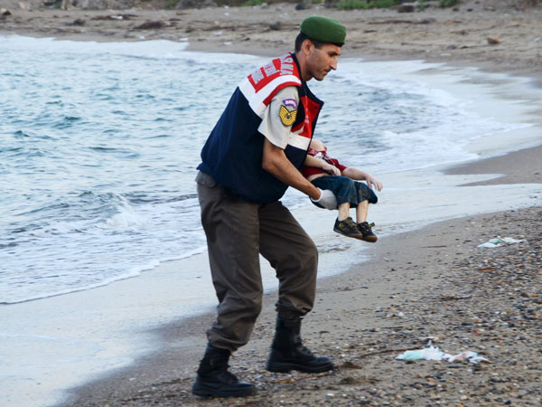  పడవ తిరగబడింది