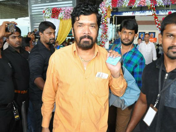 విజయ్ తన సినిమాలో జీఎస్టీ గురించి ప్రశ్నించడంపై