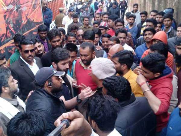 సెలబ్రిటీల మద్దతు