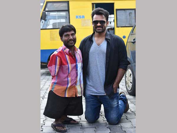  తేజ్‌ను కలిసిన మెగా ఫ్యాన్స్