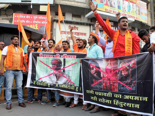  చెప్పులతో కొట్టి.. దిష్టిబొమ్మను..