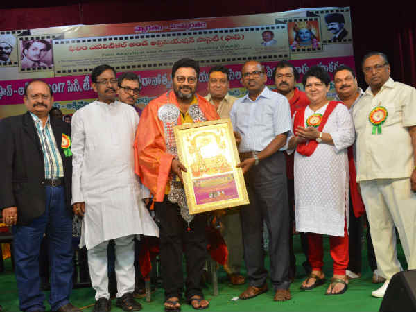 రెండు చేతులతో దణ్ణం పెట్టారు.