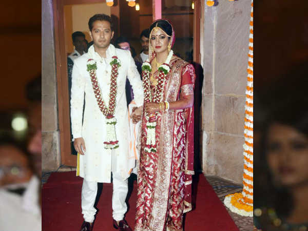 షూటింగులో ఆమె ప్రాణాలు కాపాడి రియల్ లైఫ్ హీరో అయ్యాడు