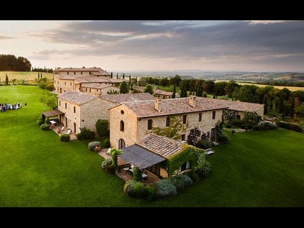 అనుష్క, విరాట్ జీవితంపై 