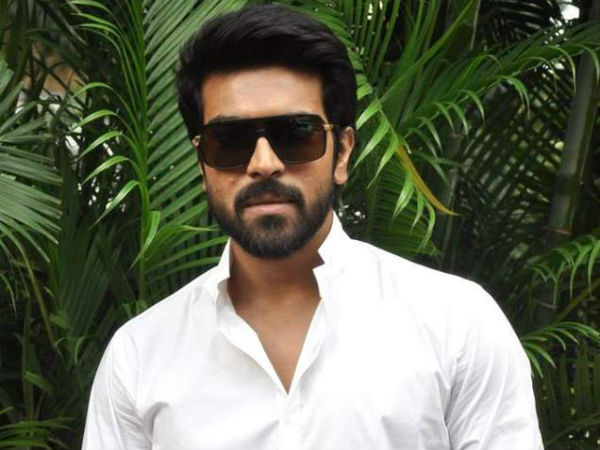 క్రిస్మస్ ట్రీ వద్ద చెర్రీతో