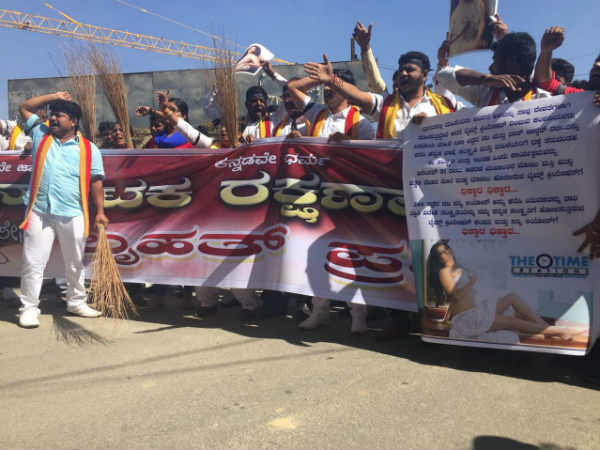 సన్నీలియోన్ వివాదాస్పద వ్యక్తి