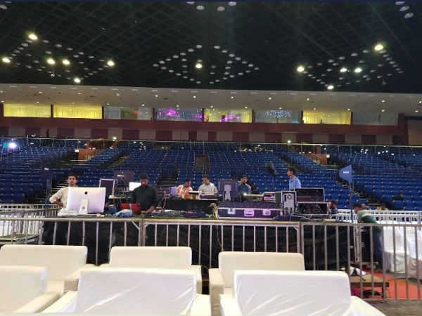 ఆడిటోరియంలో అభిమానులు