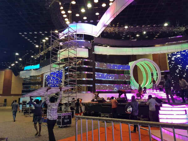 చమక్కులతో మెరిసిపోతున్న సభావేదిక