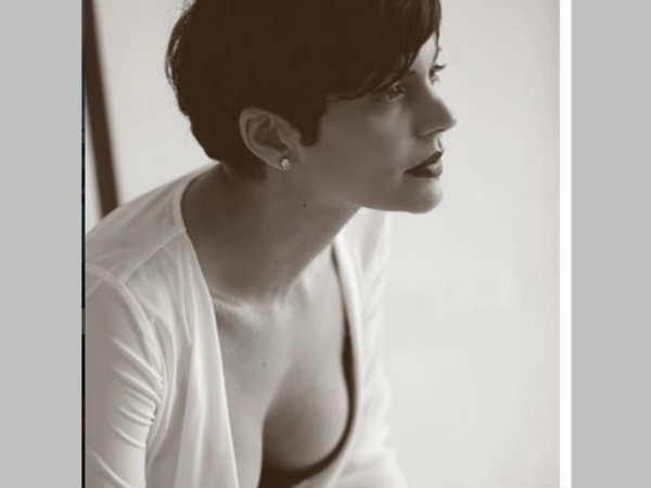  అందరి చూపులో అక్కడే