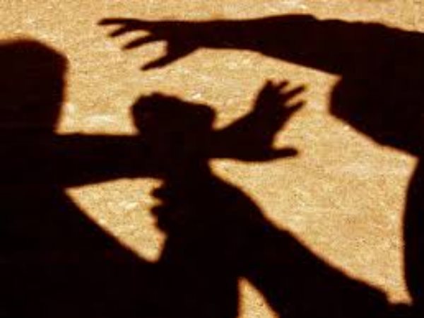  బ్లాక్ మెయిల్, వేధింపులు