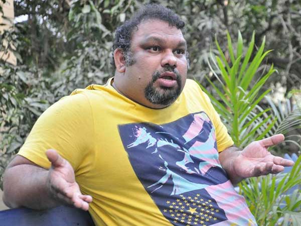  ఇంట్లో కూర్చొని కాదు..: