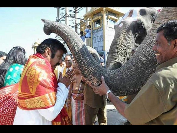 ఏనుగు తొండంతో ఆశీర్వాదం 