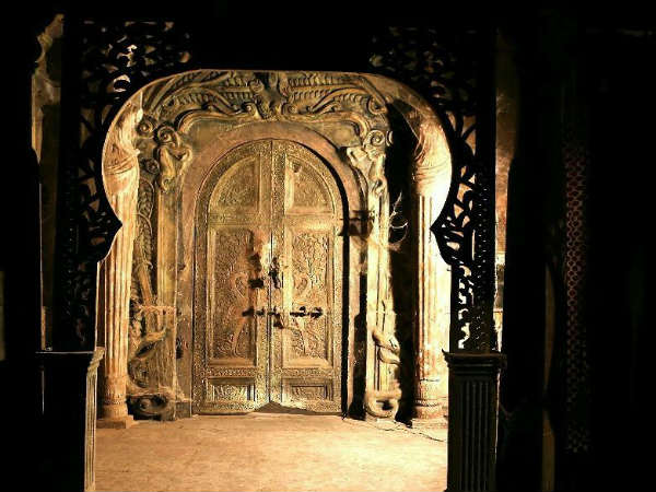 భాగమతి సెట్‌కు ప్రముఖుల తాకిడి