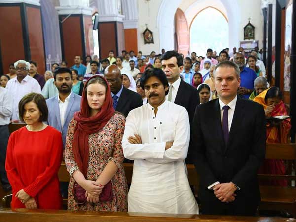  భార్య అన్నాతో కలిసి చర్చిలో పవన్ కళ్యాణ్ ప్రార్థనలు