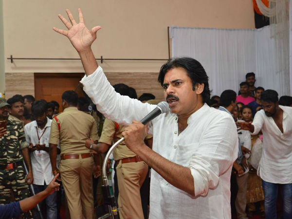 ధర్మవరం చేనేత కార్మికులతో