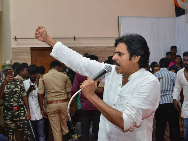 పవన్ కళ్యాణ్‌ను చూడటంతో ఆనందంతో అరుపులు