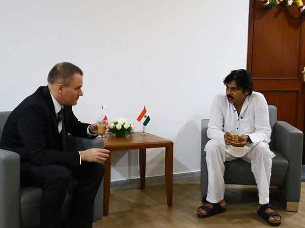  పవన్ తెలివైన నటుడు