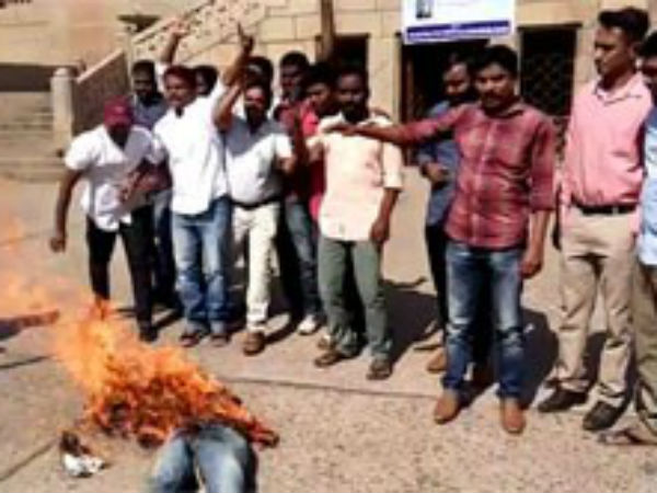 పవన్ దిష్టి బొమ్మ దగ్దం: