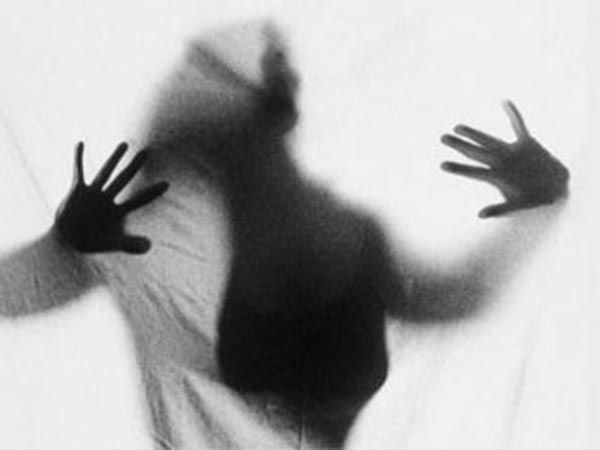  ఆఫీస్‌కు సమీపంలోని గెస్ట్‌హౌస్‌లో