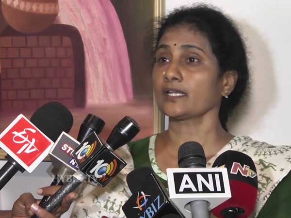 అసభ్య పదజాలంతో దూషించినట్టు