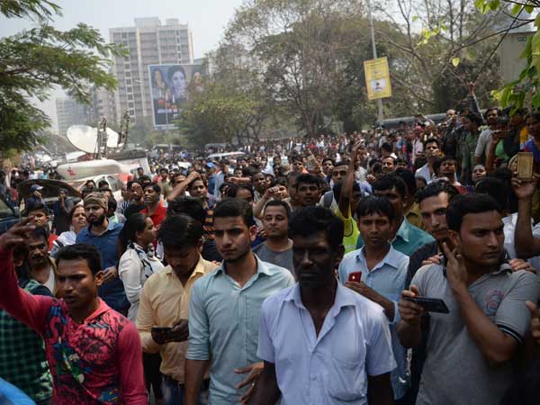 లాఠీకి పనిచెప్పిన పోలీసులు