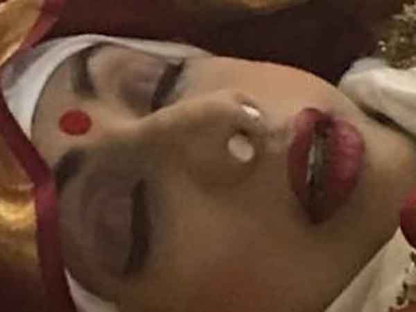  ముఖంపై పెద్ద కుంకుమబొట్టు