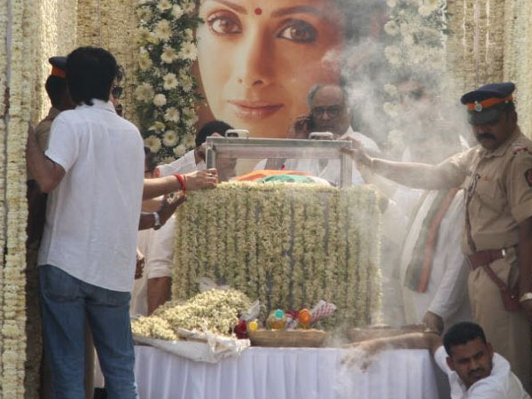 శ్రీదేవి చితికి బోని కపూర్ నిప్పు