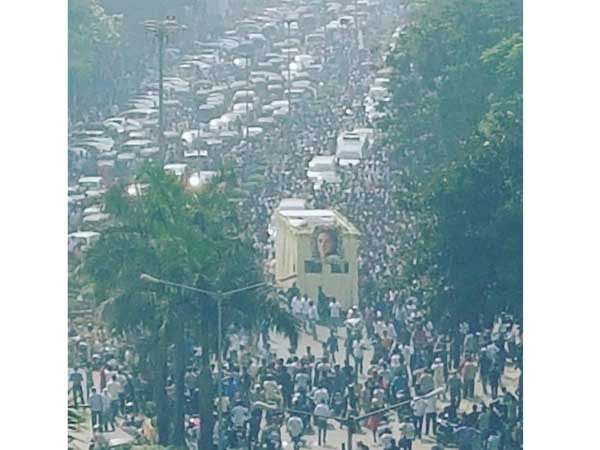 8 కిలో మీటర్లు అంతిమయాత్ర