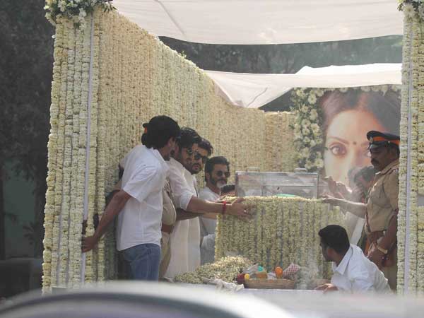 తెలుపు రంగు దుస్తుల్లో