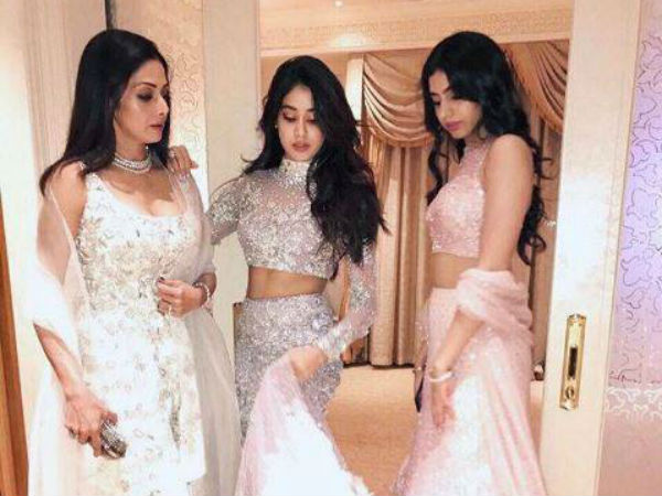 తల్లి మరణంతో కూతుళ్లు..