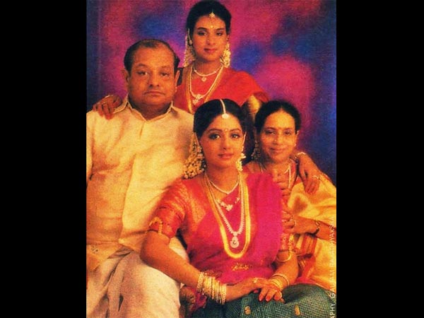 తల్లి, తండ్రి, సోదరితో