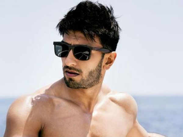 ఓ అభిమాని నగ్నంగా చిత్రీకరించాడు