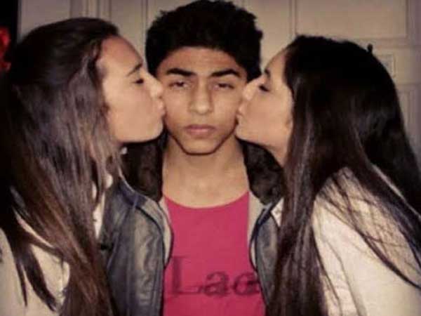  పార్టీలో అమ్మాయిలతో